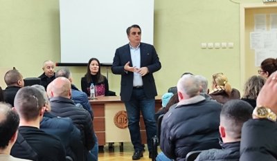 &bdquo;Само за наши хора&ldquo;: Заключени врати и напрежение на срещата на Асен Василев в Кърджали