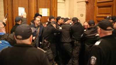 Ескалация в центъра на София: Полицията изведе агресивни протестиращи, окупирали кабинета на Сарафов (СНИМКИ)