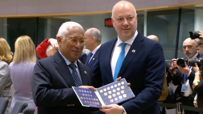 BILD: Премиерът на България се опита да разсее участниците в срещата на върха на ЕС със &bdquo;стартов пакет&ldquo; с евро