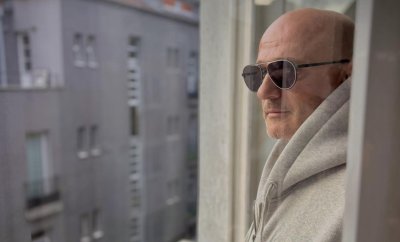 КУЛТУРЕН ШОК! Георги Тошев стана инфлуенсърка! Почна да рекламира слънчеви очила във фейсбук
