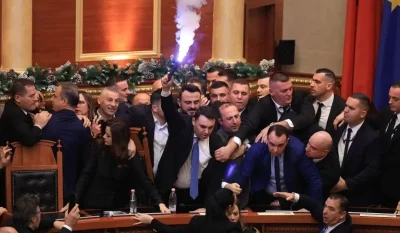 Хаос в албанския парламент: Депутати запалиха факли и се сбиха с охраната (ВИДЕО)