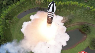 Северна Корея изстреля балистична ракета на фона на военни демонстрации