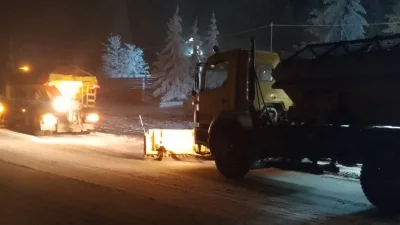 608 машини чистят пътищата у нас: Сняг в 17 области, има затворени проходи