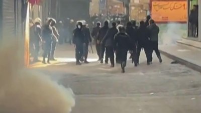 Сълзотворен газ удари болница в центъра на Техеран по време на протестите (ВИДЕО)