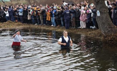   Ледено мъжко хоро в Калофер събра стотици на Богоявление