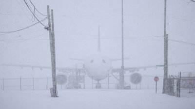 Снеговалеж и студ блокираха транспорта в Париж &ndash; над 140 полета отменени