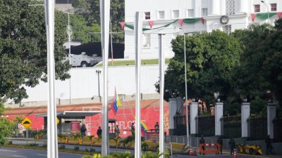 Стрелба край президентския дворец в Каракас след прелитане на дронове