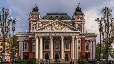 Раниха с нож мъж пред Народния театър в София