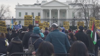 Протести срещу операцията на САЩ във Венецуела пред Белия дом