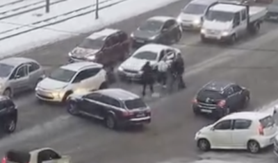 Бой с полицейска палка на столичен булевард след спор за предимство (ВИДЕО)
