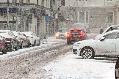 Зимни условия в София: Обработки против заледяване и снегопочистване в планинските райони
