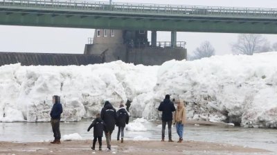 BILD: Ледени &bdquo;айсберги&ldquo; с височина до десет метра се появиха в Елба близо до Хамбург