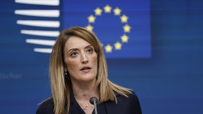 Роберта Мецола призова протестиращите в Иран да не отстъпват