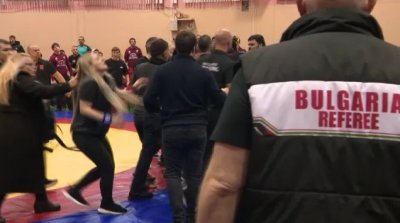 Съдийка удари борец на държавното първенство в Сливен (ВИДЕО)