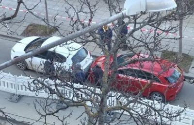 Автомобил без шофьор се удари в друга кола в центъра на София