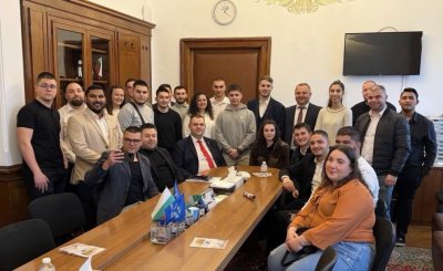 Делян Пеевски проведе среща с младежи от Стара Загора: Фокусът ни е върху вашето бъдеще (СНИМКИ)