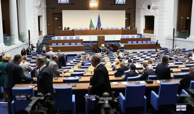 Депутатите обсъждат намаляване на лихвата по студентските кредити и нови правила за отпадъците