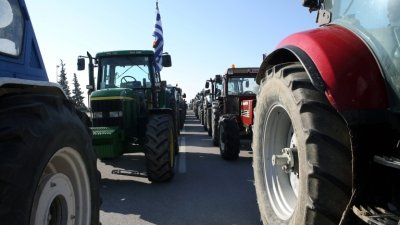 Фермерите в Северна Гърция свалят блокадите след среща с Мицотакис, но протестите продължават