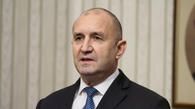 Радев внесе оставката си в КС