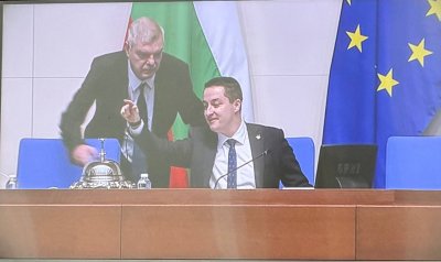 Шега в пленарната зала по време на поредната почивка (ВИДЕО)
