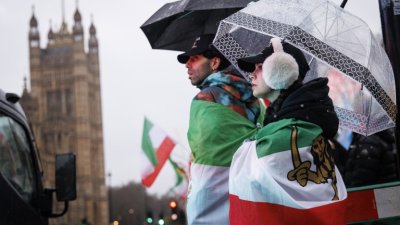 Десетки протестиращи задържани след нахлуване в затвор в Лондон