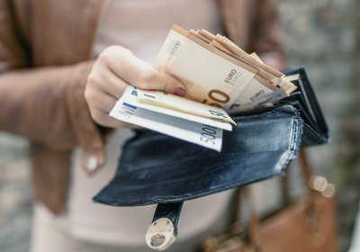 Евростат бие тревога: Европейците харчат повече, но стават по-бедни