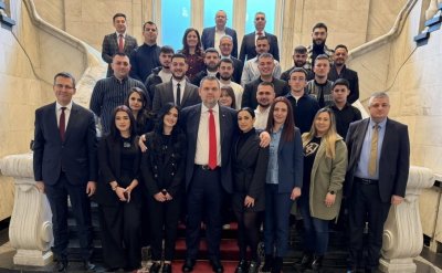 Делян Пеевски проведе срещна с младежи от Пловдив в парламента (СНИМКИ)