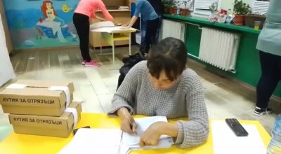 Вижте как членовете на комисията дописват бюлетини във врачанско село (ВИДЕО)