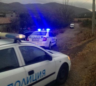 Двама загинали след бурята в страната