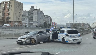 Дрогиран шофьор се заби в спряла патрулка на булевард във Варна