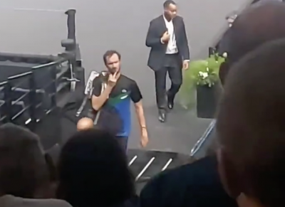 Медведев показа среден пръст на публиката в Париж (ВИДЕО)