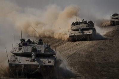 Израелските военни сили атакуваха основен град в ивицата Газа от две посоки