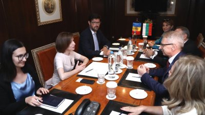 Денков и президентът на Молдова Мая Санду обсъдиха напредъка по проекта за български университет в Тараклия
