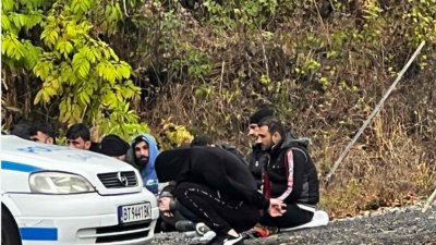 Заловиха 14 мигранти, пътували в джип