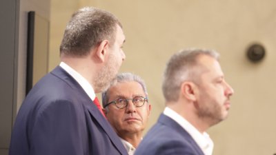 Пеевски и Делян Добрев със сигнал до прокуратурата заради &bdquo;Лукойл&ldquo;. Ще кажат ли откъде ще дойде различен от руския петрол?