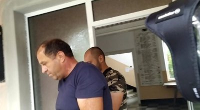 Кмет с окончателна присъда за купуване на гласове продължава да управлява