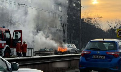Горяща кола блокира движението на Цариградско шосе в София