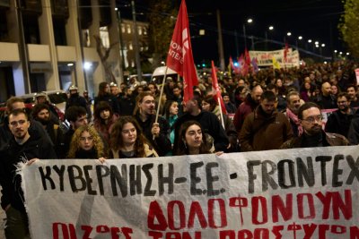 Хаос в Солун: Анархисти влязоха в тежки сблъсъци с полицията