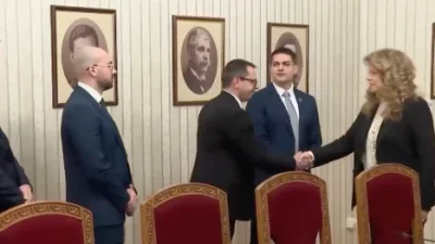 НЕВЕРОЯТЕН ПРОСТАК: Радостин Василев смая с арогантност на консултациите при президента