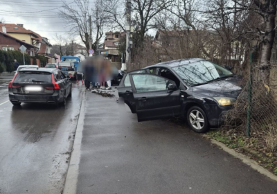 Кола излетя от пътя и се вряза в двор в &bdquo;Овча купел&ldquo;