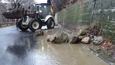 Свлачища блокираха движението в Кресненското дефиле и Троянския проход