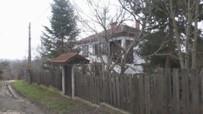 Претърсват дома в село Българи, където са живели Ивайло Калушев и Деян Илиев, в търсене на улики по случая &bdquo;Петрохан