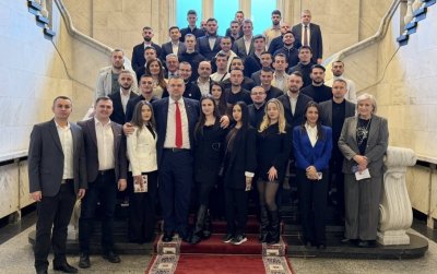 Делян Пеевски проведе среща с младежи от София в парламента (СНИМКИ)