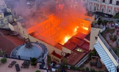 Пожар в Неапол изпепели исторически театър, десетки жители бяха евакуирани (СНИМКИ+ВИДЕО)