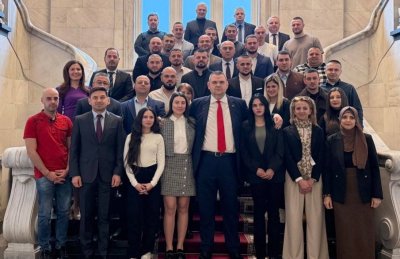 Делян Пеевски посрещна младежи от Смолян в парламента, като им показа Музея на Сглобката (СНИМКА)