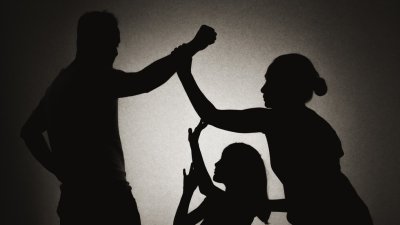 Мъж преби жена си пред очите на детето им в Кюстендил