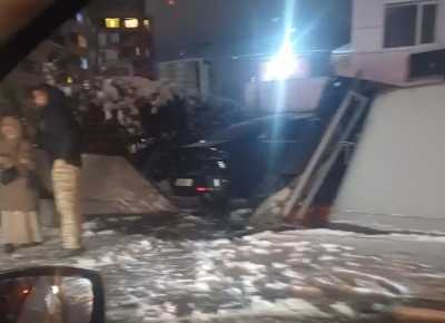 Нощен удар на &bdquo;Черни връх&ldquo;: Кола се заби в ограда до посолство