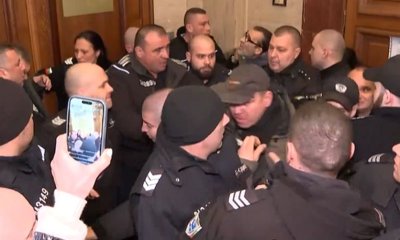 Екшън пред ВСС: Протестиращи хвърляха яйца и поискаха оставката на Сарафов (ВИДЕО)