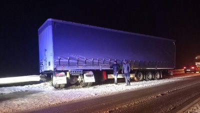 Временно спиране на движението през Прохода на Републиката заради катастрофирал товарен автомобил