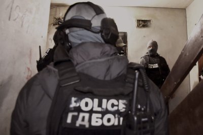 Трафик на жени, заплахи и наркотици: ГДБОП удари група в столицата (СНИМКИ)